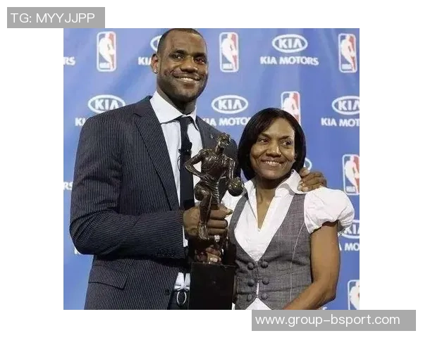 詹姆斯母亲曾想为儿子出头与皮尔斯发生冲突真相揭秘